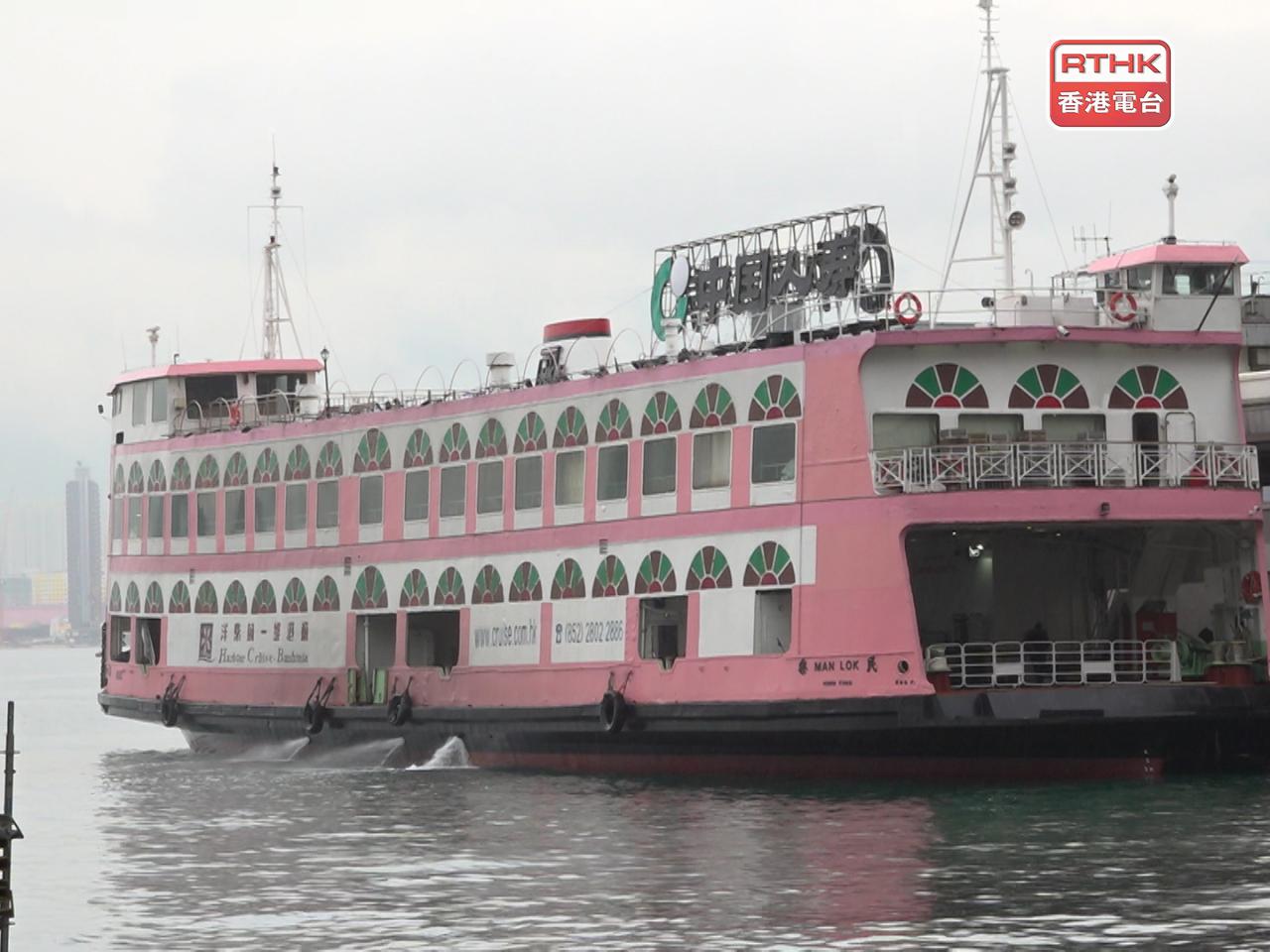 維港觀光船餐廳營運總監表示，今晚會分三個不同時段開三艘船，接待大約1000人。（港台圖片）