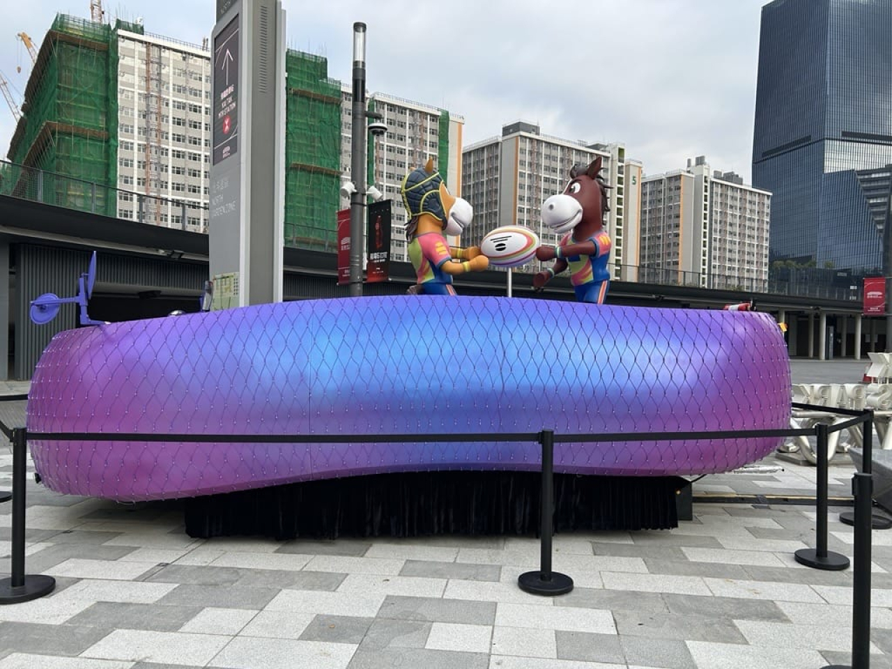 市民由年初二至初十可到啟德體育園內的水連天、中央廣場及渡行徑，近距離欣賞花車。（啟德體育園提供）