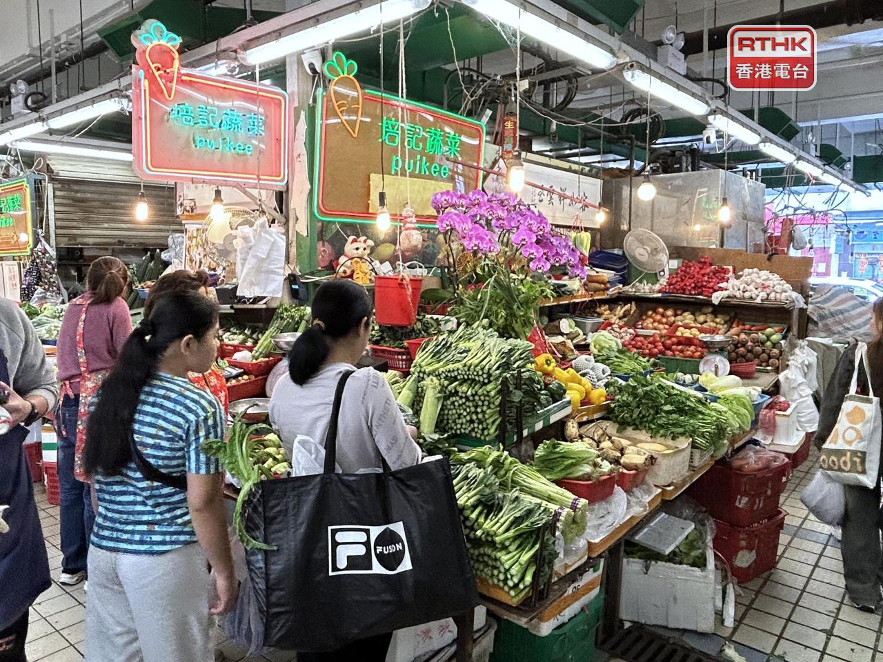 有菜檔檔主說天氣和暖，菜價便宜大約兩成，市民都買得「疏爽」。（鄧穎琳攝）