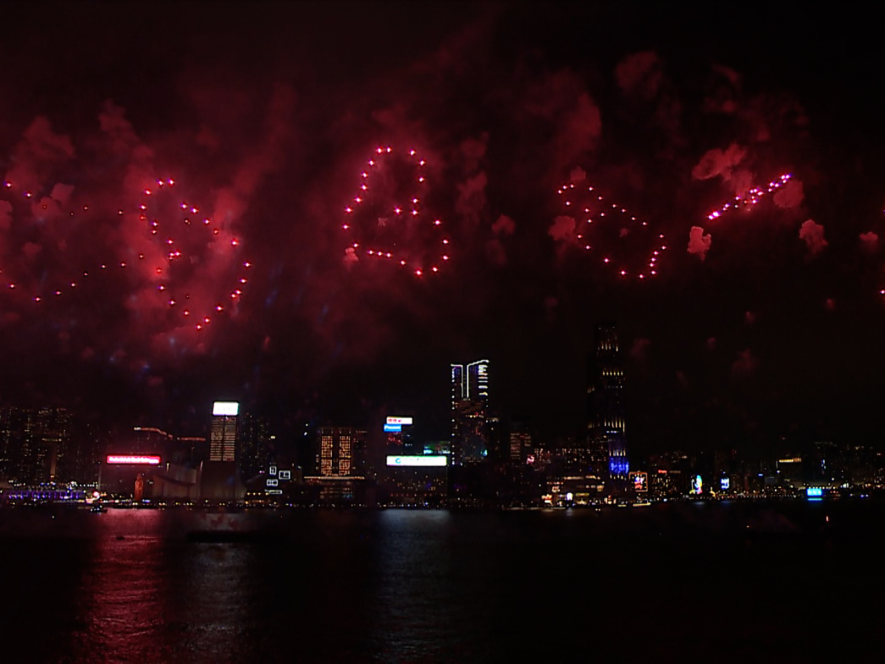 煙花匯演亦配有燈光效果，其中一幕呈現心型圖案。