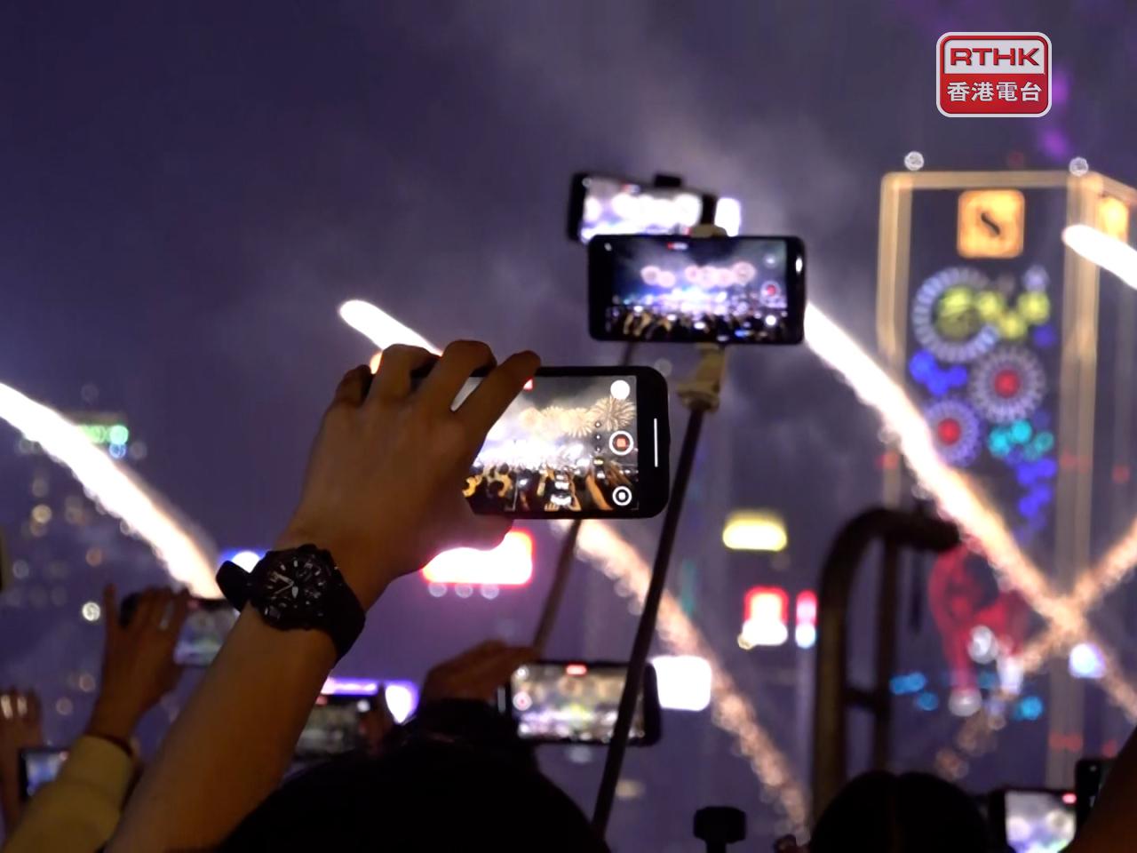 大批市民及遊客聚集在維港兩岸，觀賞農曆新年煙花匯演。（葉美薏攝）