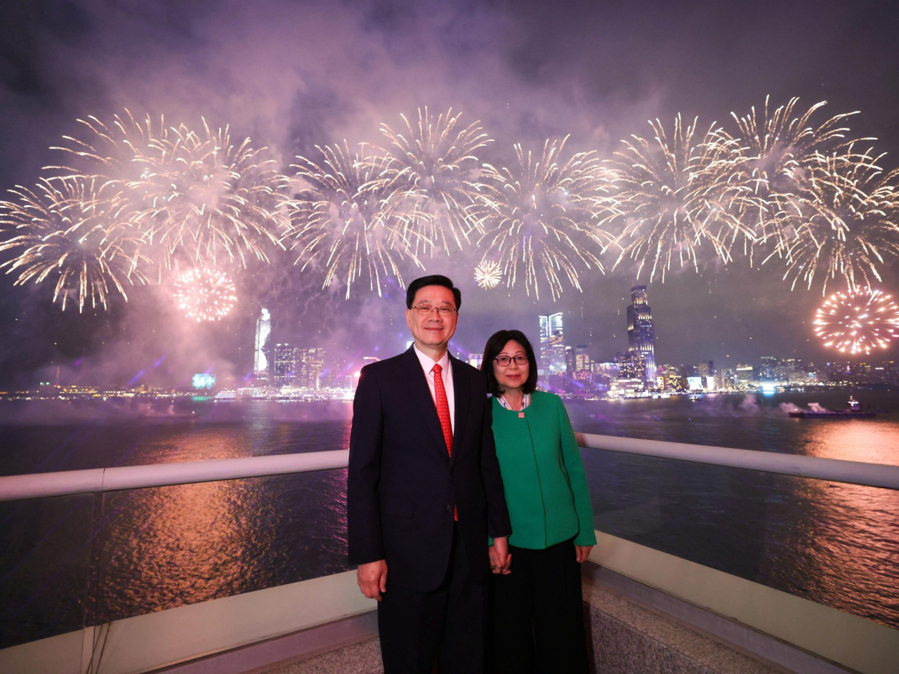 李家超與夫人到灣仔會展觀賞煙花，稱八幕匯演呈現萬馬奔騰的磅礡氣勢。（李家超社交網站圖片）