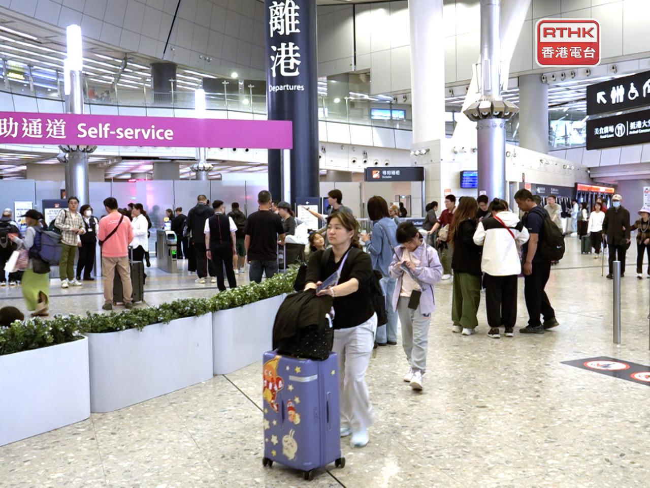 截至晚上9時，有97萬7千多人次經各管制站出入境。（港台圖片）