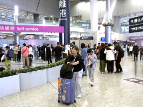 截至晚上9時，有97萬7千多人次經各管制站出入境。（港台圖片）