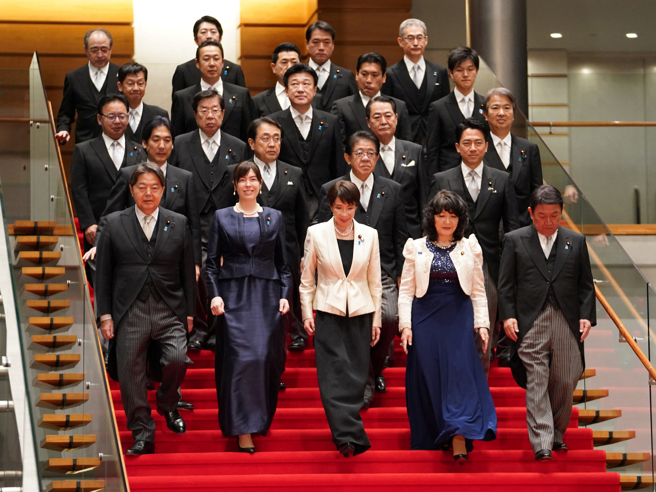 高市早苗（前排中）組建新內閣，上一屆內閣的閣僚全部留任。（路透社）
