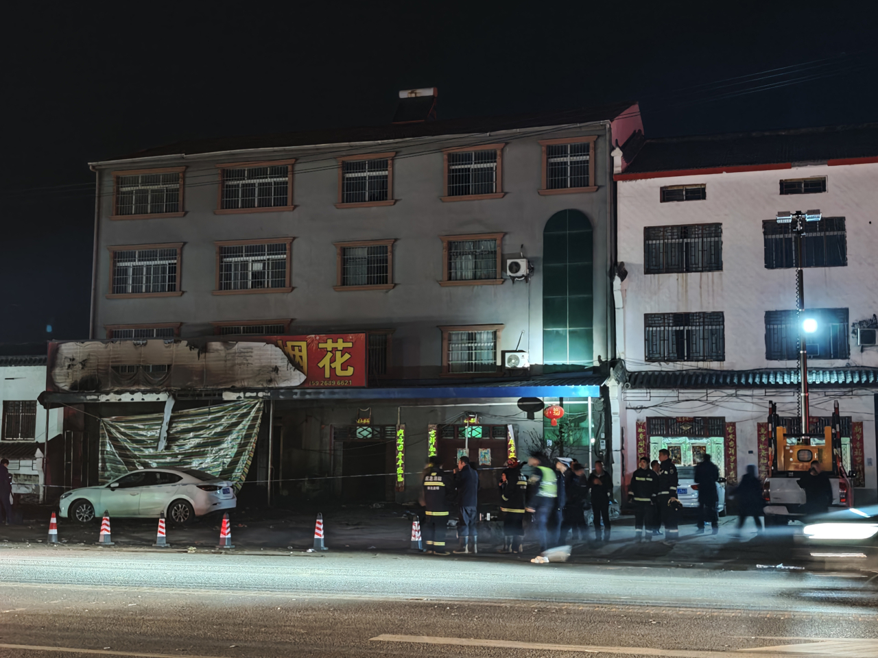 事發在昨日下午2時許，襄陽宜城市鄭集鎮一間煙花爆竹零售店起火並爆炸。（新華社）