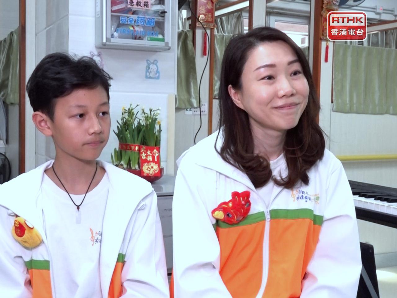 陳靜芝(右)說，樂團演出更講求團員之間互相配合和協調，有助學員提升溝通技巧及社交能力。（施華駿攝）