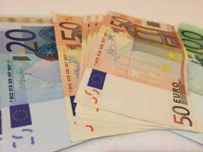 歐元匯價下跌，受歐洲央行總裁拉加德可能提前離任的消息影響。（港台圖片）