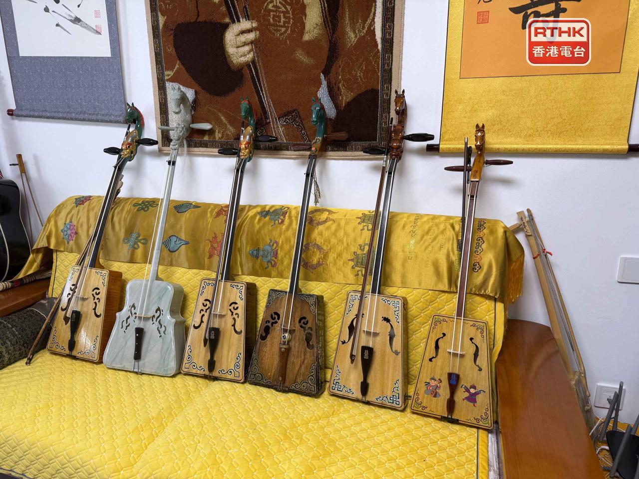 蒙古族弓弦樂器「馬頭琴」，琴桿上端雕有馬頭，馬皮製成的琴身音箱呈梯形，琴弦及弓弦則來自馬鬃毛。（陳曉筠攝）