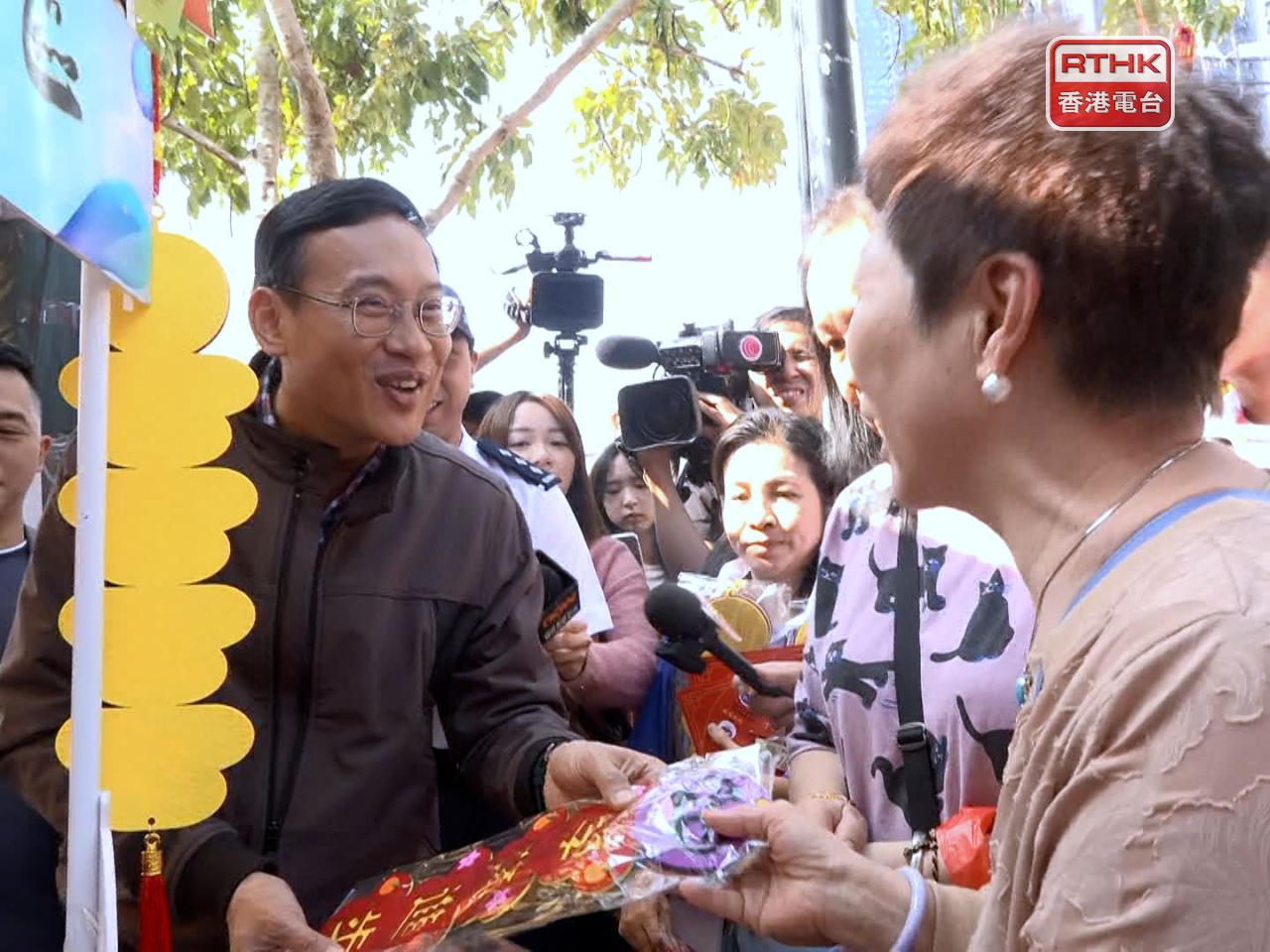 陳俊燊到警務處沙田警區在車公廟外擺設的宣傳攤檔，與市民交流並向他們派發賀年揮春。（梁禎祥攝）