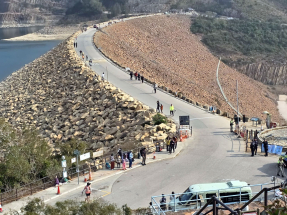 警方漁護署加強人手於東壩維持秩序　有遊客稱風景優美