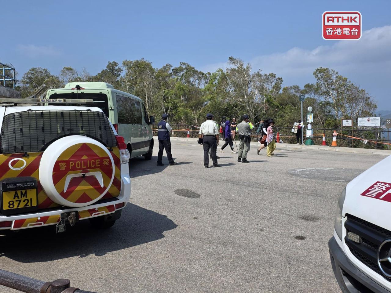 警方和漁護署人員在農曆新年期間都加強人手在東壩維持秩序。（陳曉慶攝）