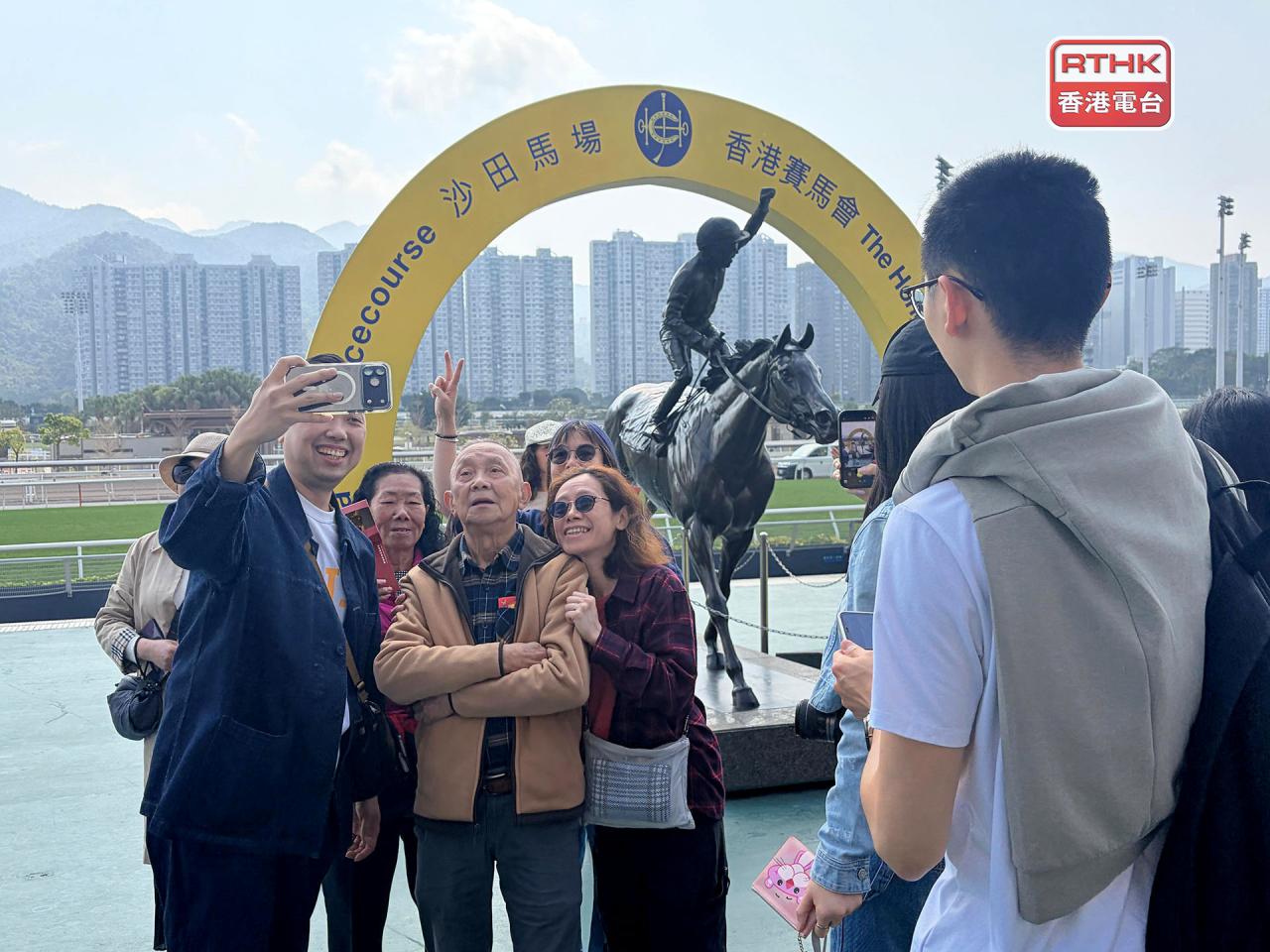 有市民專程與親友一同入場，希望「攞個好意頭」。（鄧鈞尤攝）