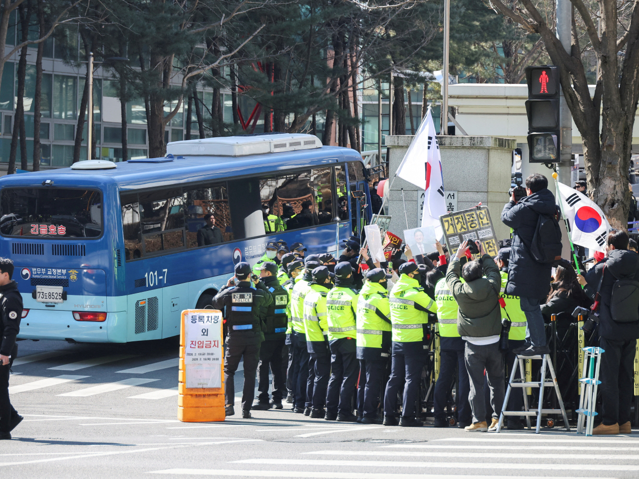 相信載著尹錫悅的巴士抵達法院。（路透社）