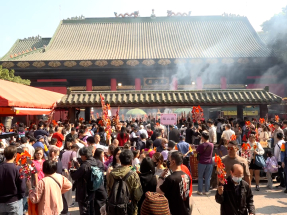 不少人趁初三到沙田車公廟祈福