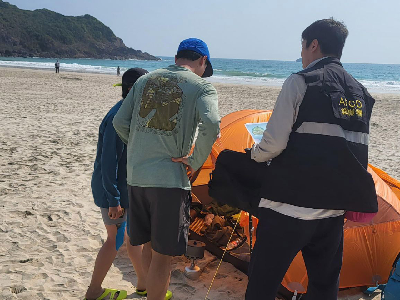 漁護署人員向露營人士進行宣傳教育。（漁護署社交網站圖片）