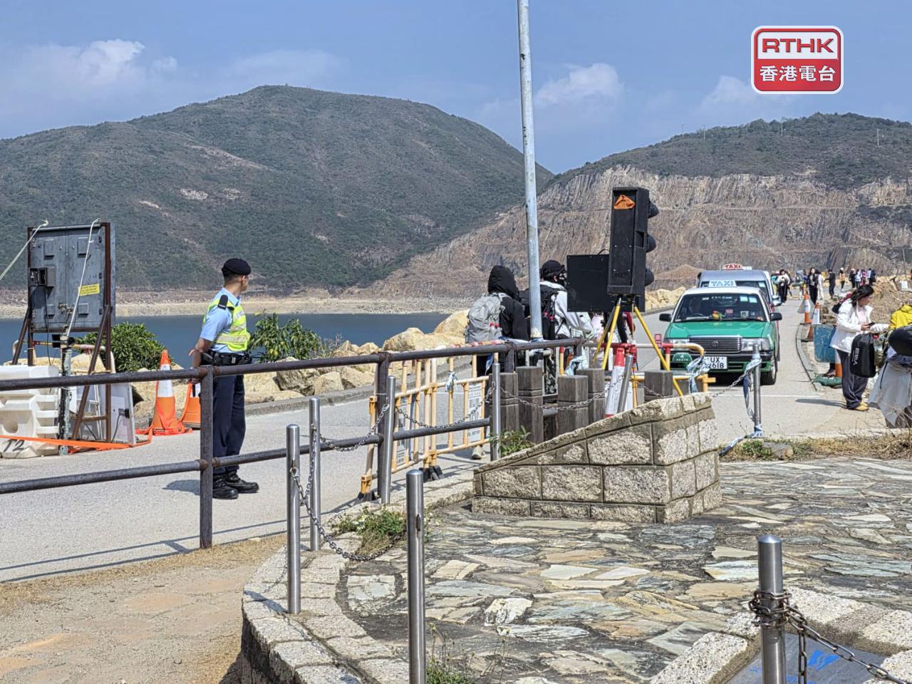 警方和漁護署派員在東壩駐守，維持秩序。（陳曉慶攝）