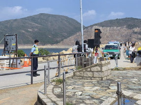 警方和漁護署派員在東壩駐守，維持秩序。（陳曉慶攝）