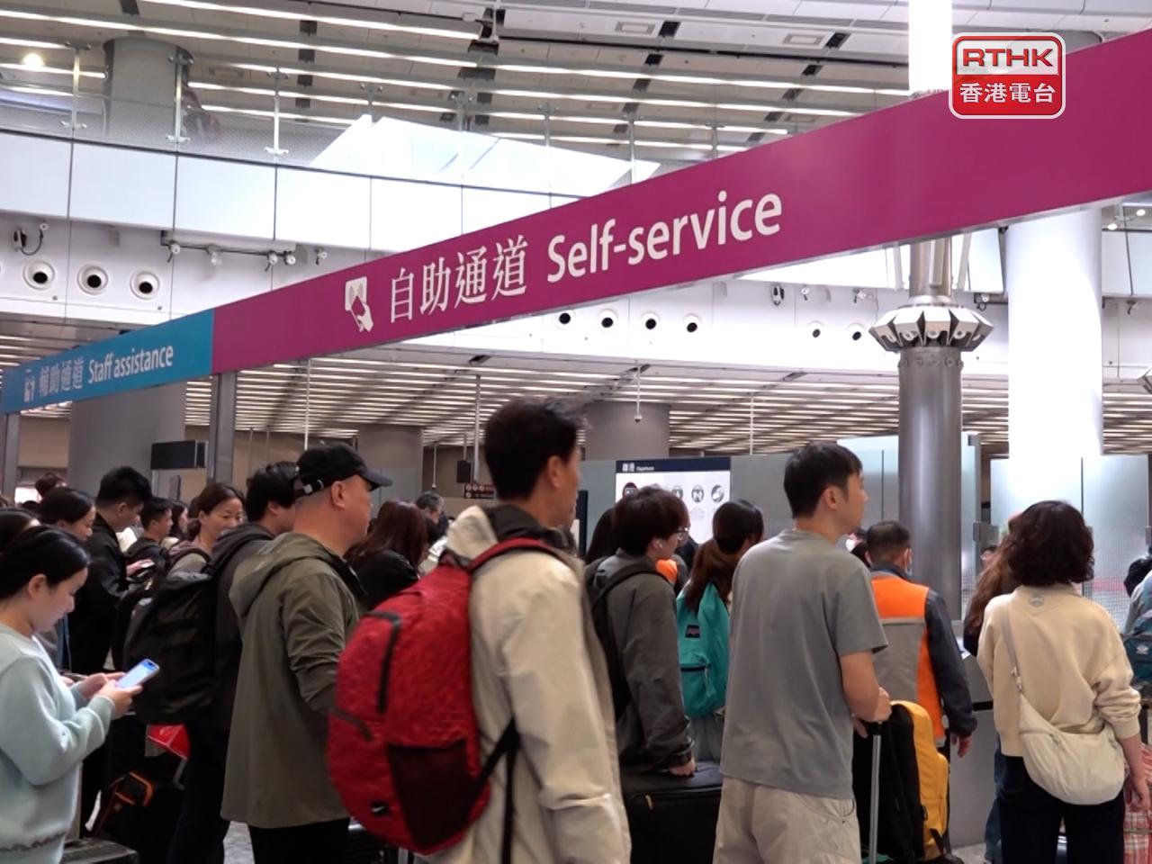 截至晚上9時，超過108萬人次經各管制站出入境。（港台圖片）