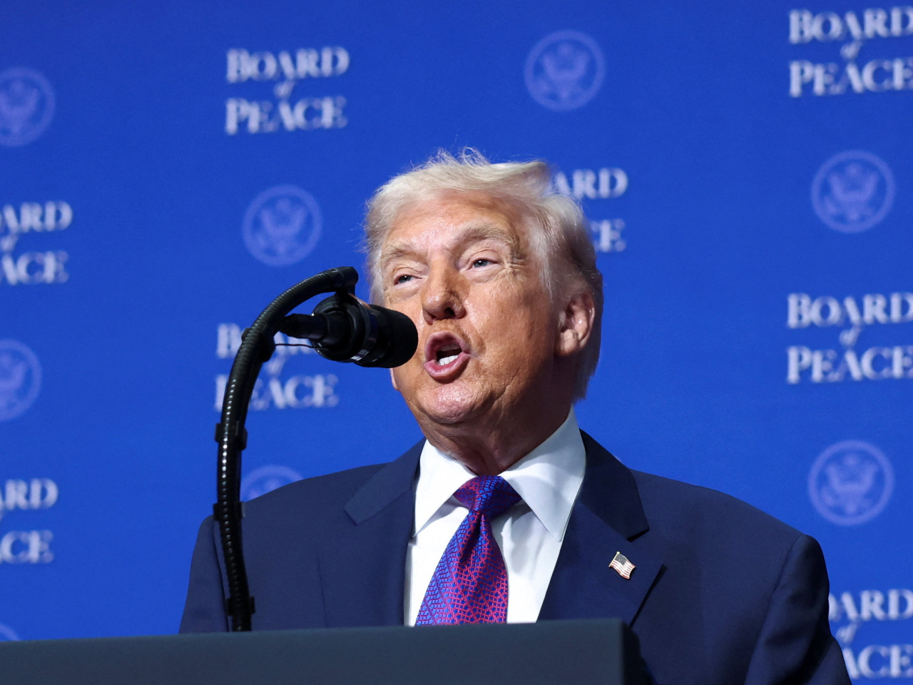 特朗普說美國將向和平委員會捐款100億美元，又形容和平委員會的工作類似是監督聯合國。（路透社）