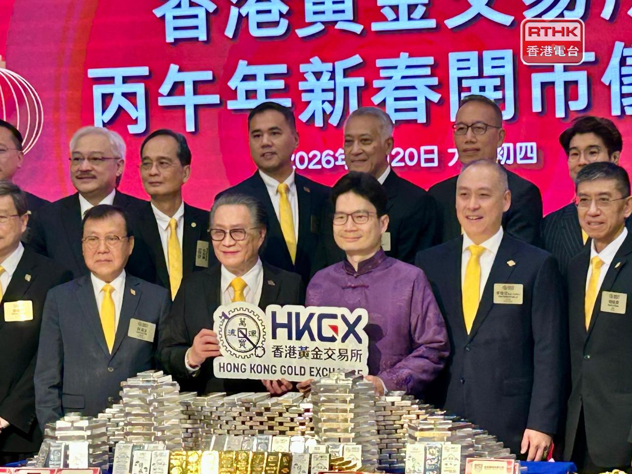 張德熙（前牌右四）宣布，金交所與阿里巴巴成員公司合作開發國際貴金屬交易平台及結算系統。（羅煒皓攝）