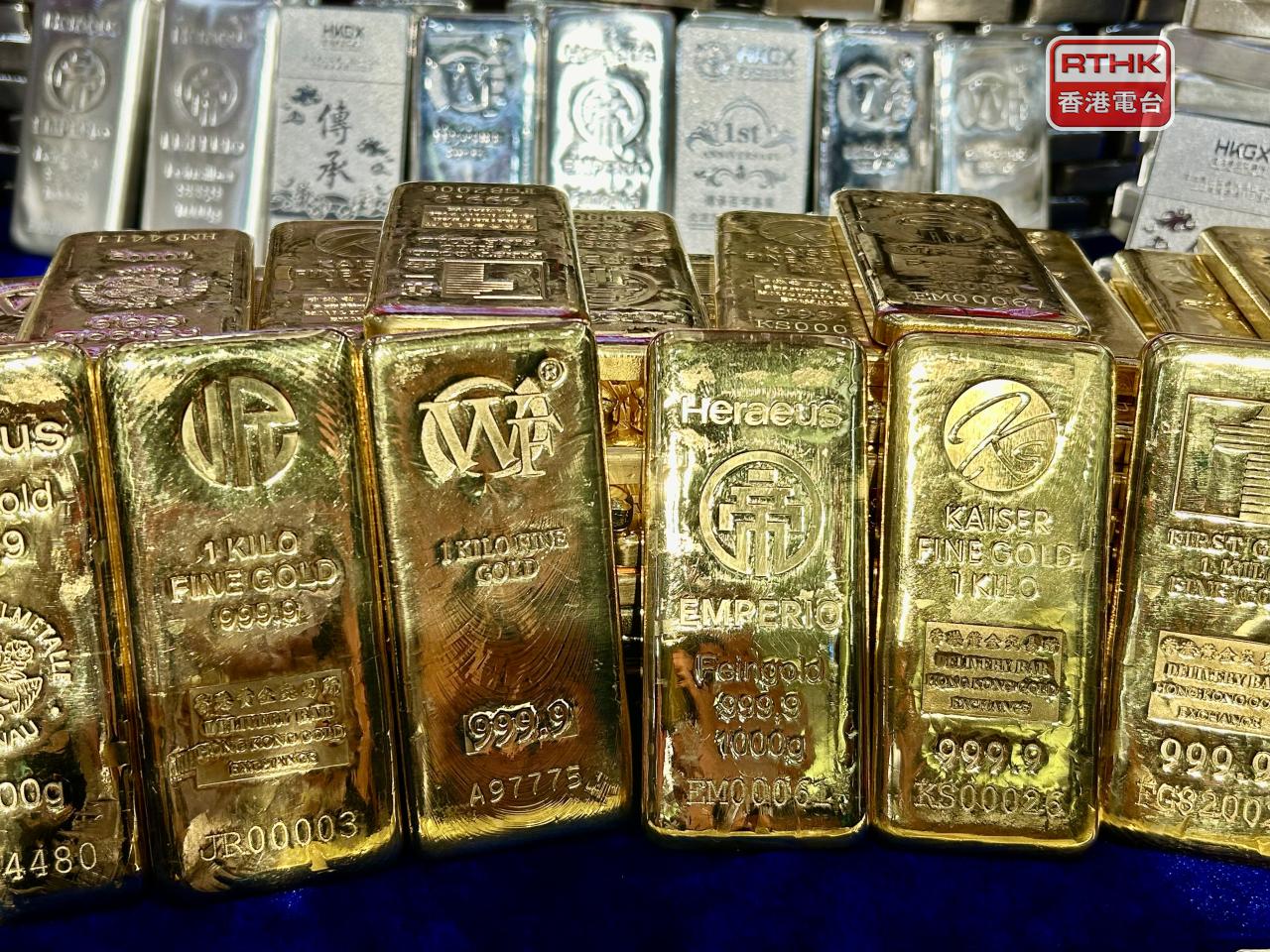 本港九九金在馬年首個交易日高開，每両開市報46518元，較蛇年最後一個交易日高93元。（羅煒皓攝）