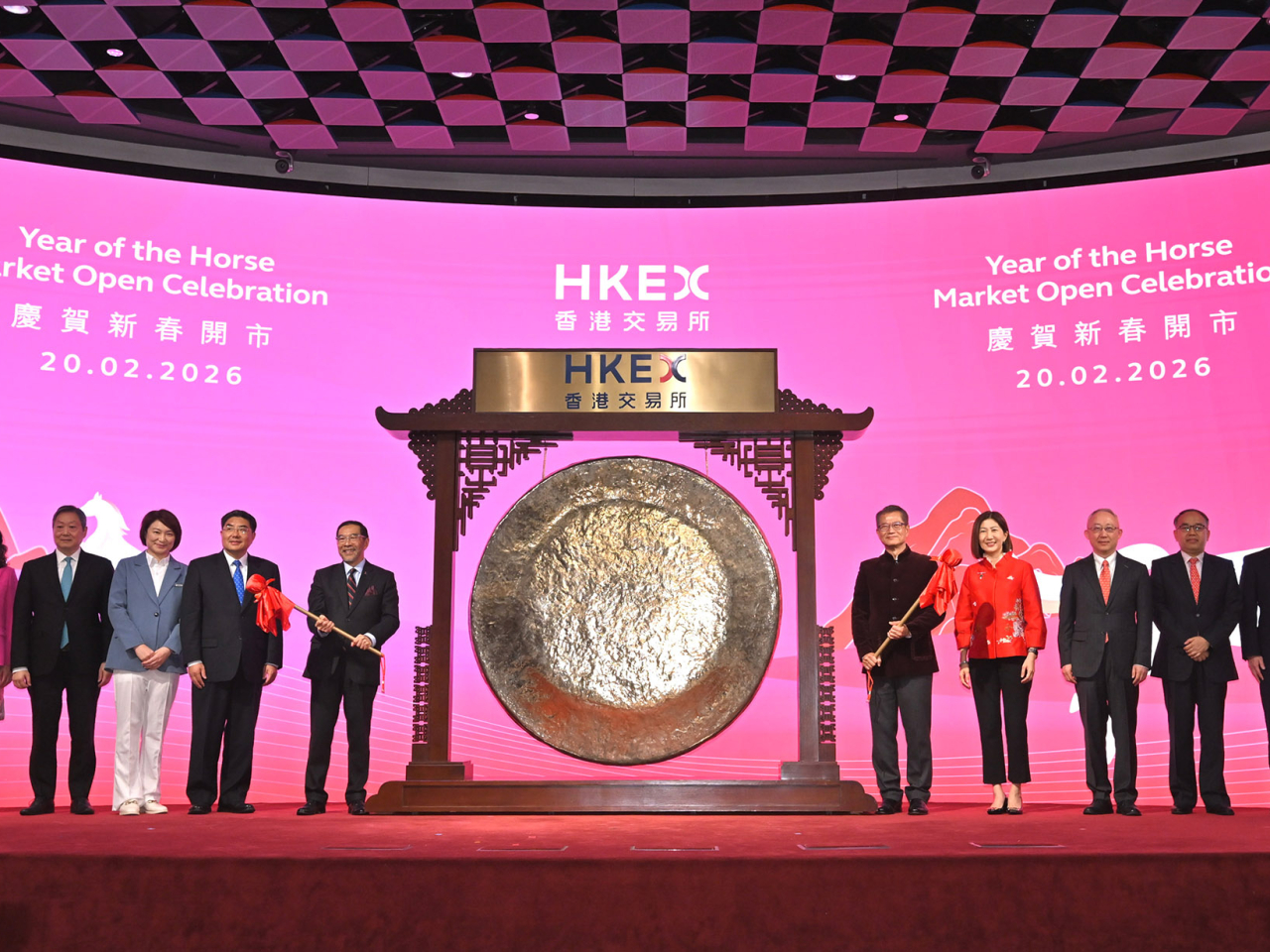 陳茂波和其他嘉賓主持敲鑼儀式。（政府新聞處）