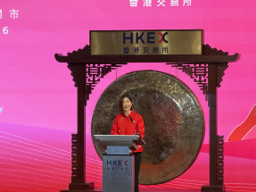 陳翊庭指，近年在香港上市的企業已經涵蓋最熱門行業，有各種證券產品供投資者選擇，未來將不斷推出更多創新的衍生產品。（趙嘉駿攝）