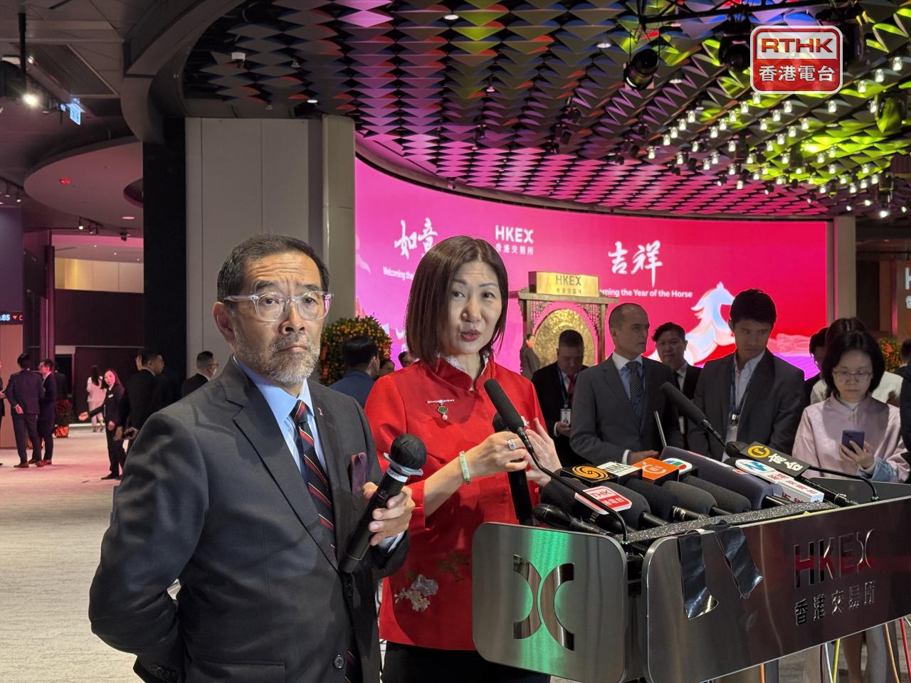 陳翊庭（左2）稱交易所會繼續優化上市框架等回應市場需要。（趙嘉駿攝）