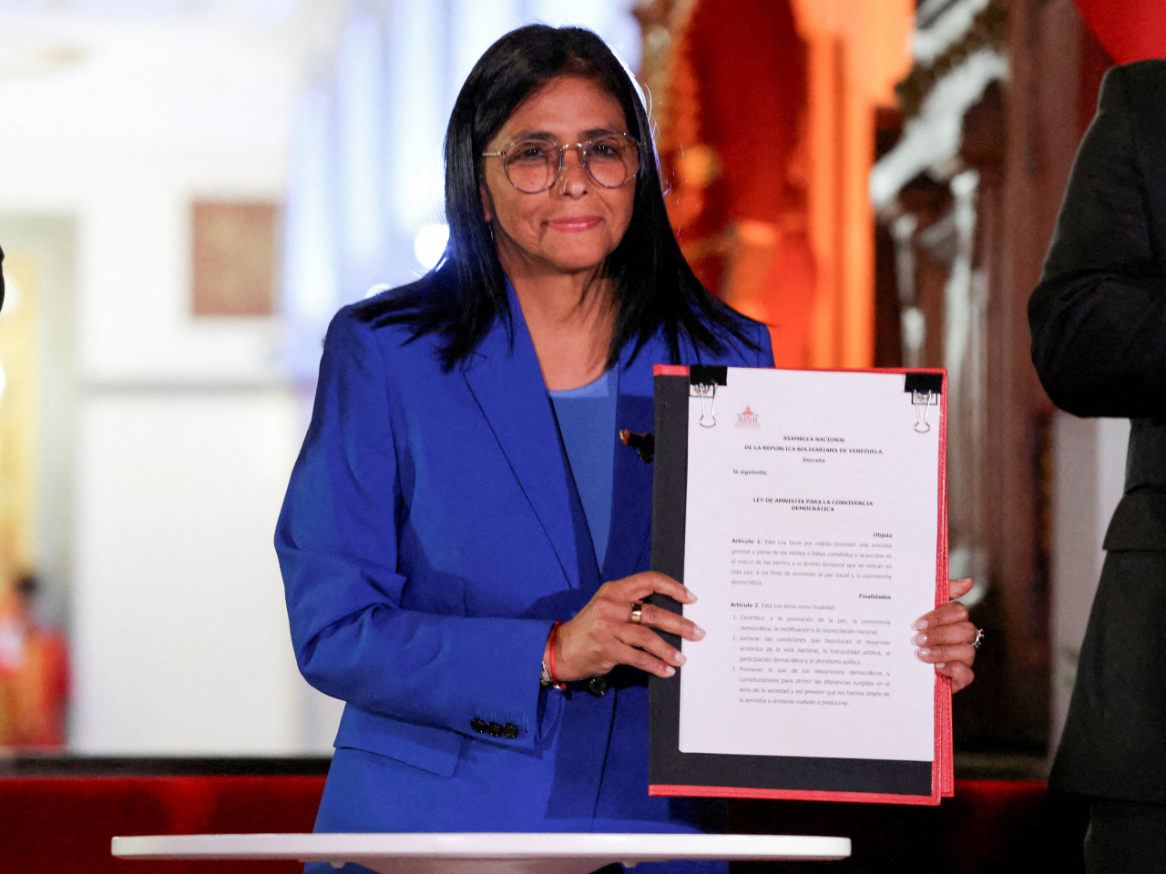 代總統羅德里格斯在法案通過後與議員會面。（路透社）