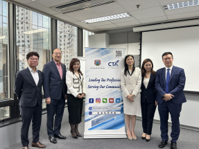 石詠文（左三）稱受惠資本市場造好，政府今本財年印花稅收入有望高於過去3年。（羅煒皓攝）