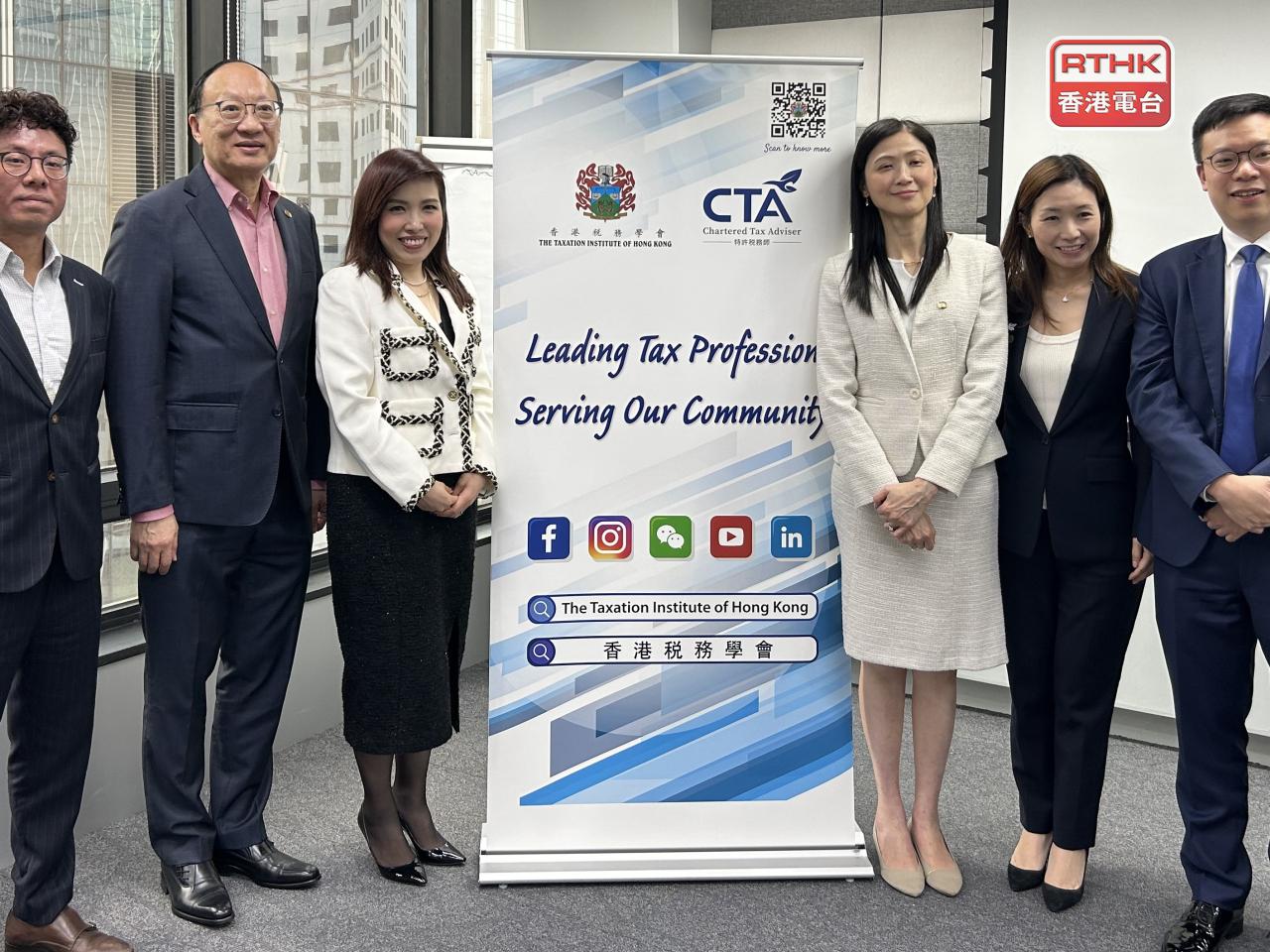 石詠文（左三）稱受惠資本市場造好，政府今本財年印花稅收入有望高於過去3年。（羅煒皓攝）
