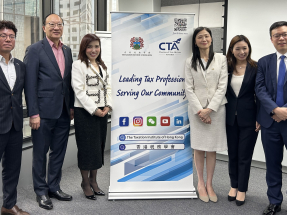 石詠文（左三）稱受惠資本市場造好，政府今本財年印花稅收入有望高於過去3年。（羅煒皓攝）