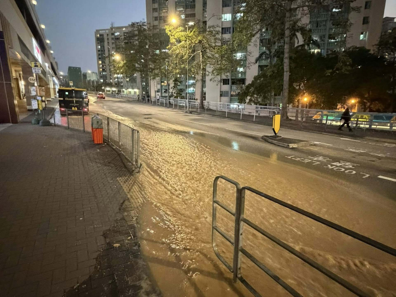 水務署表示，接獲報告指何文田忠孝街與孝民街交界，有鹹水供水管滲漏。（網上圖片）