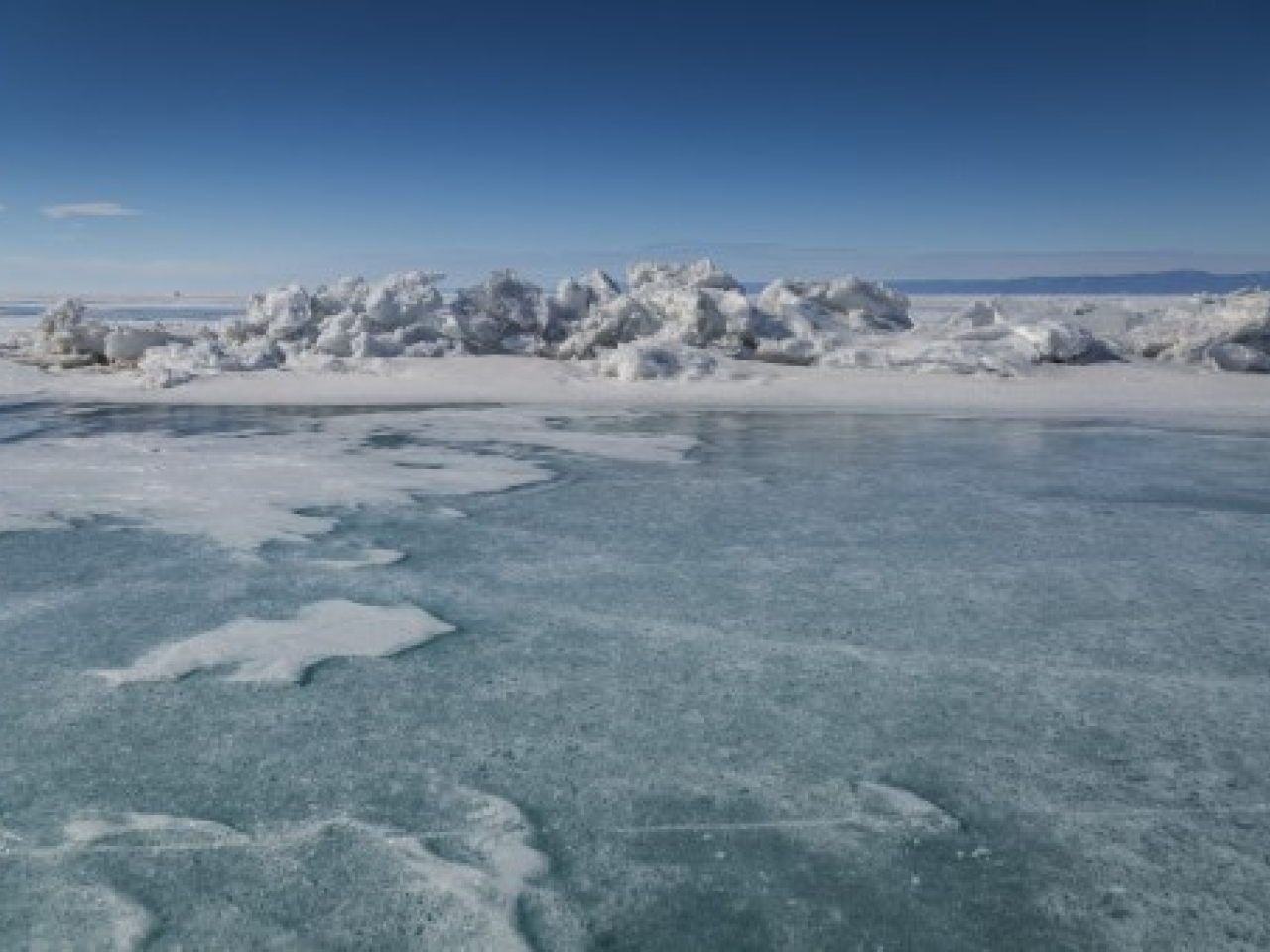 涉事汽車墮入冰面的大裂縫。圖為貝加爾湖。（法新社資料圖片）