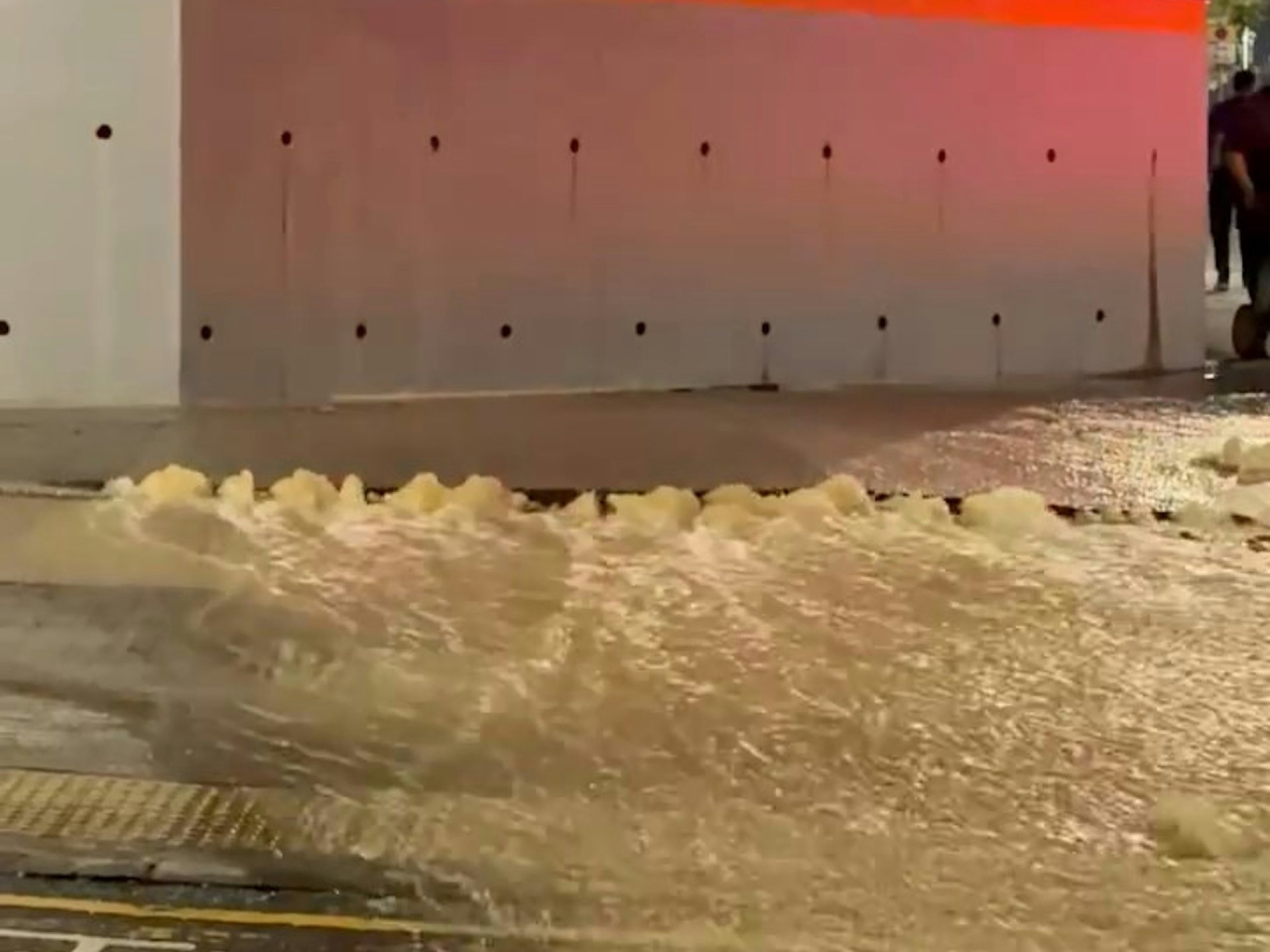 水務署表示，就何文田忠孝街與孝民街交界的水管滲漏事故，確認涉事水管為直徑150毫米鹹水供水。（網上圖片）