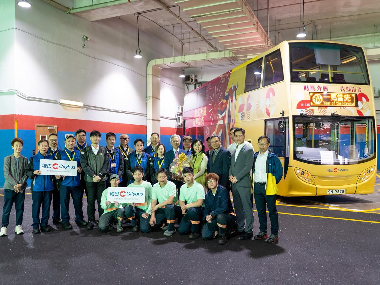陳美寶聯同運輸署人員在農曆新年假期後首個工作天到訪專營巴士公司。（運輸及物流局社交網站）