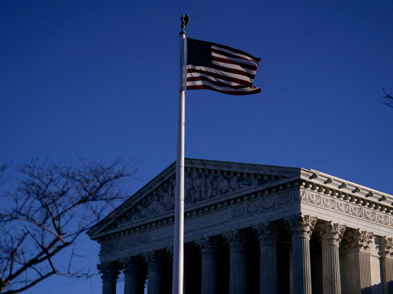 美國聯邦最高法院裁定，特朗普政府依據《國際緊急經濟權力法》實施的相關大規模關稅措施，缺乏明確法律授權。（路透社資料圖片）