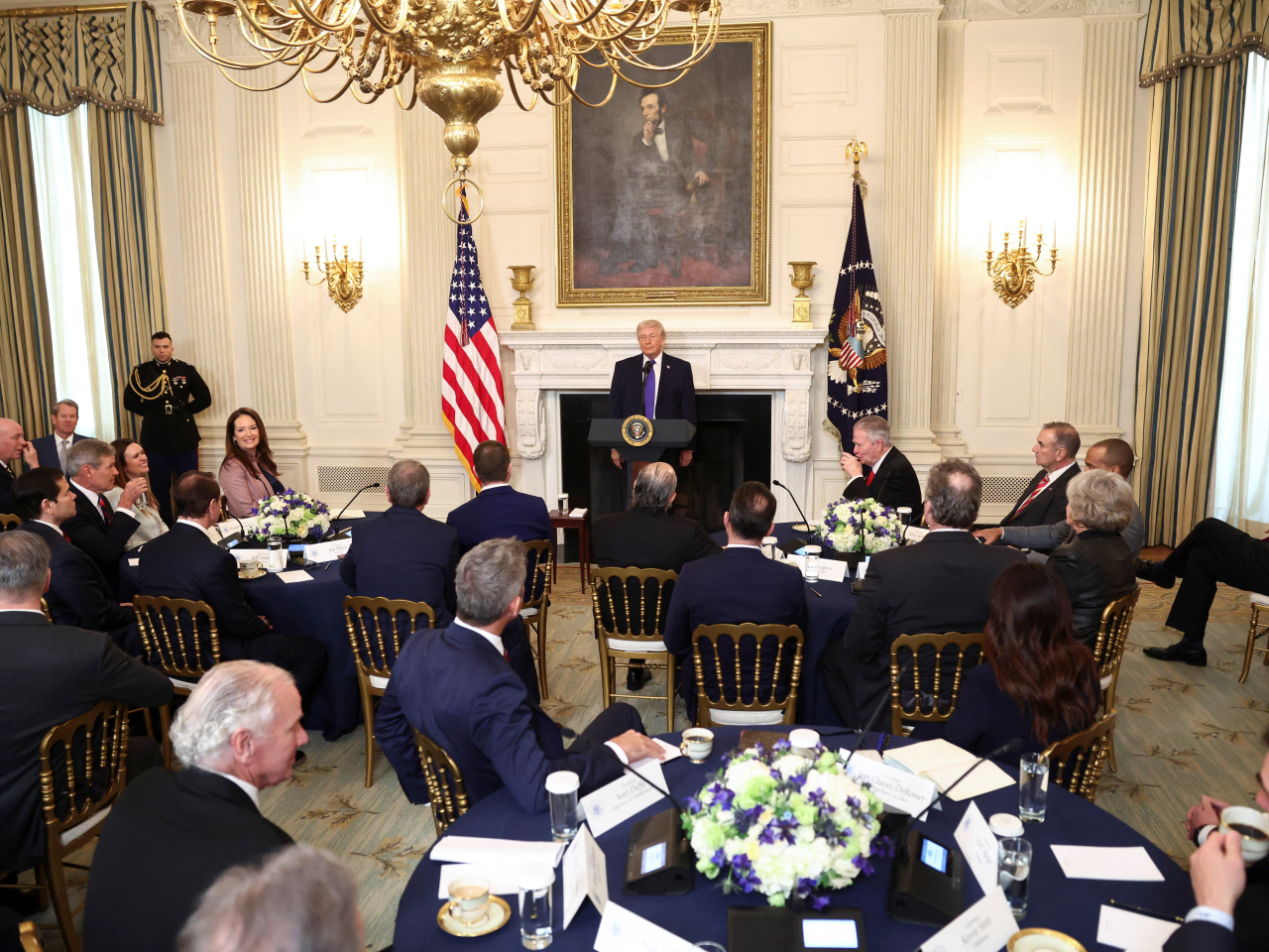 特朗普在白宮與美國各州州長共進工作早餐。（路透社）