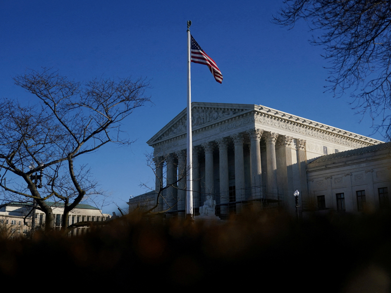 美國聯邦最高法院裁定《國際緊急經濟權力法》並未賦予特朗普宣稱徵收關稅的權力。（路透社資料圖片）
