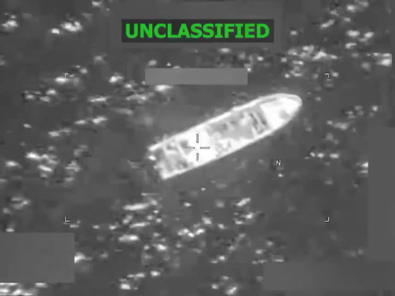 美軍南方司令部發布影片，顯示美軍對一艘船隻瞄準後實施打擊。(路透社)