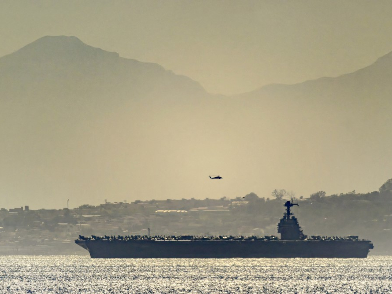 福特號航母星期五在三艘驅逐艦護航下，穿越直布羅陀海峽駛向地中海。（法新社）