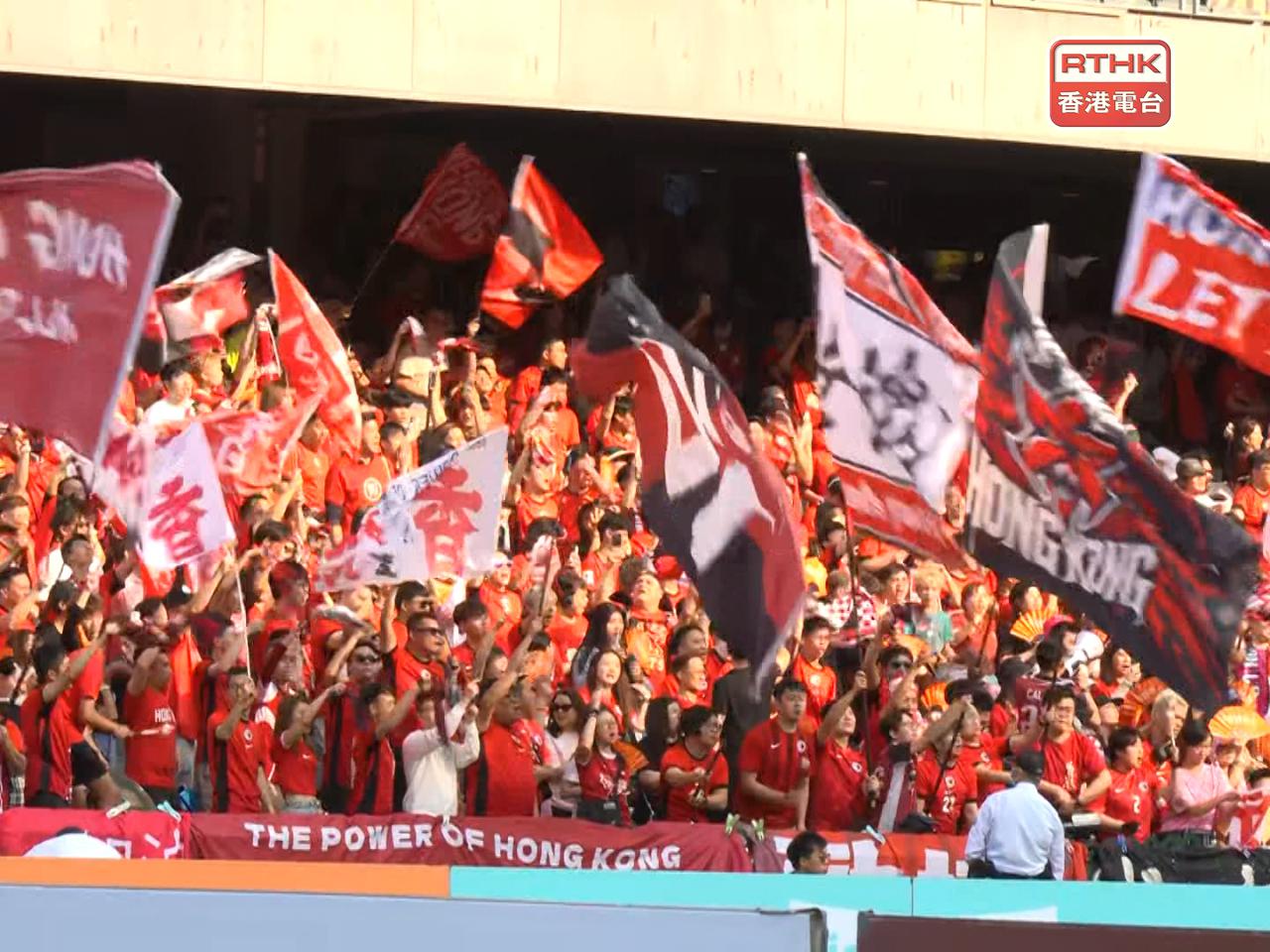 有球迷一家大小觀賽，形容現場氣氛熱鬧，人山人海。（鍾家銘攝）