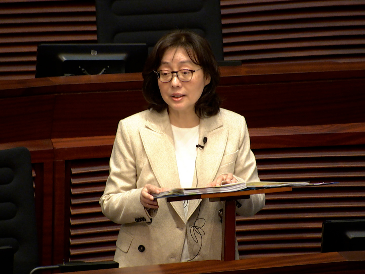 甯漢豪說，「解說專隊」包括發展局轄下部門人員，將解答居民疑問，協助處理後續工作。