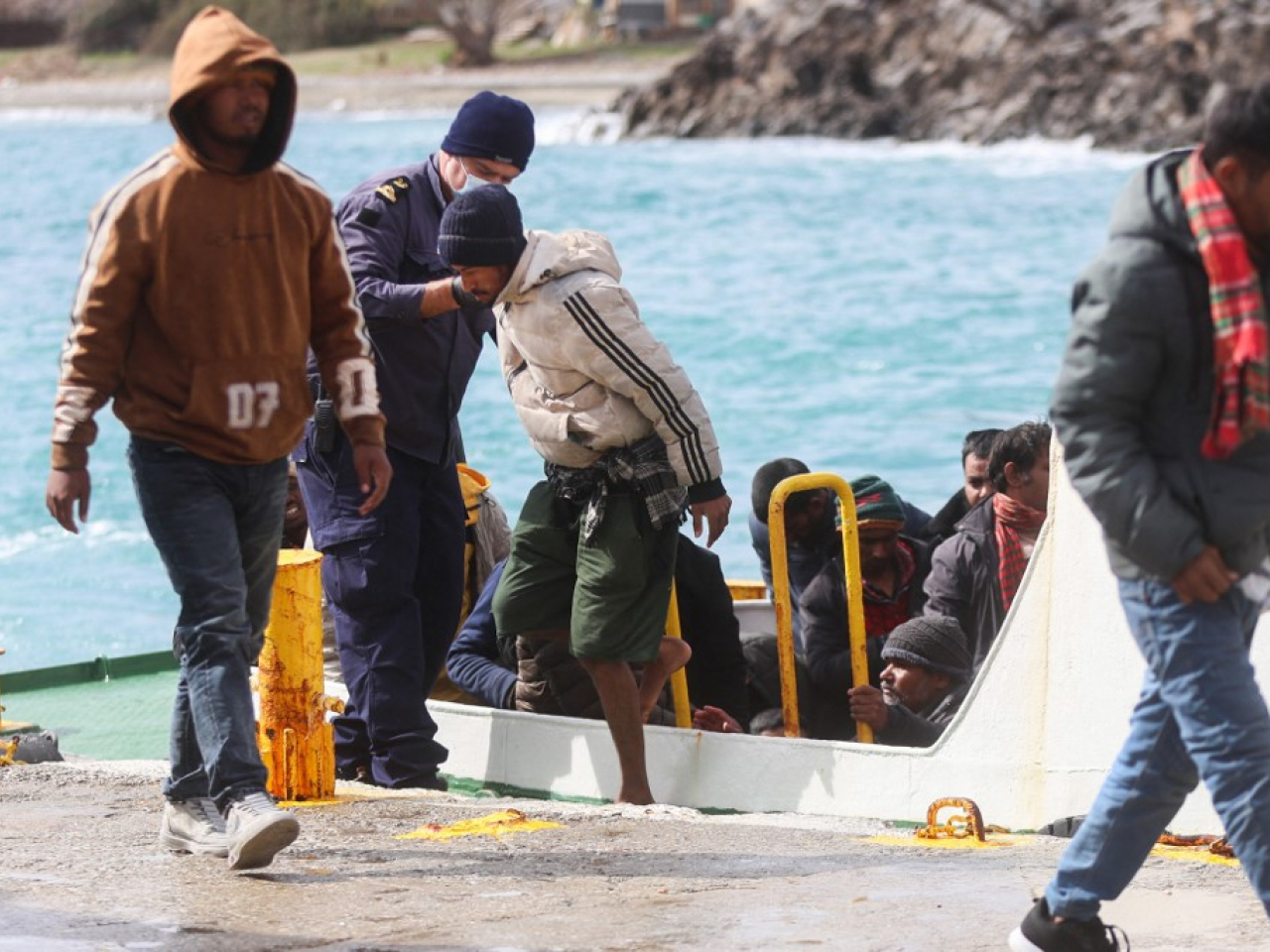 有移民在克里特島南部一個港口下船。（法新社）