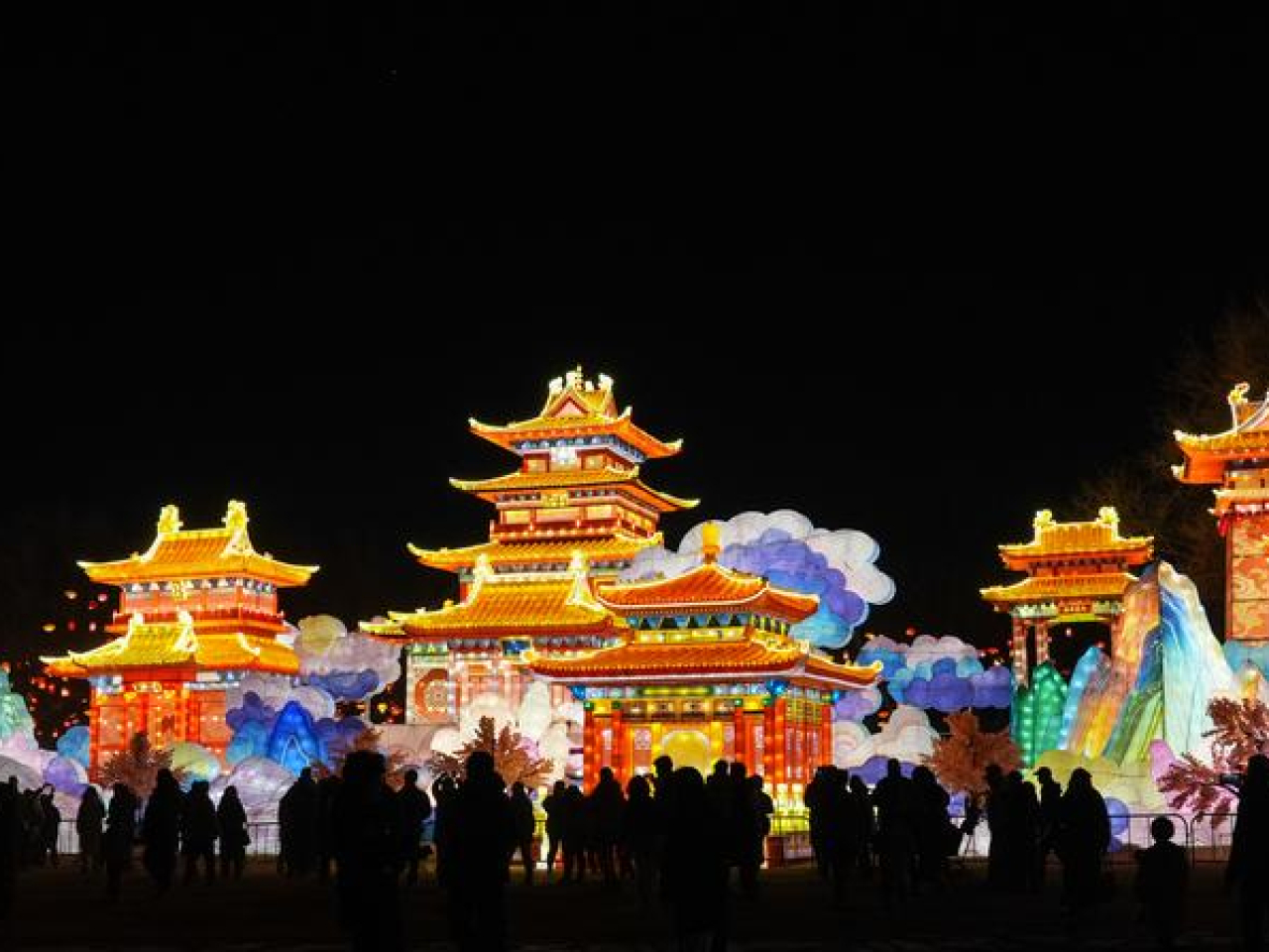 為確保遊客的人身安全及遊覽體驗，圓明園新春燈會暫停開放。（新華社資料圖片）