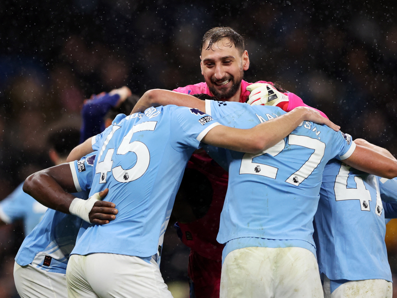 曼城門將當拿隆馬賽後與隊友慶祝贏球。(路透社)