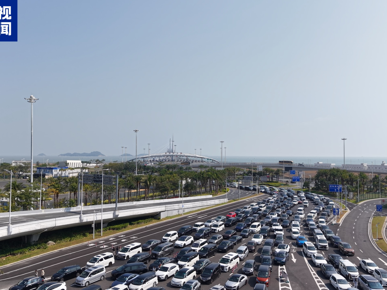 自年初三以來，出入境的「港車北上」車輛連續三日超過1萬3700架次。(央視新聞圖片)