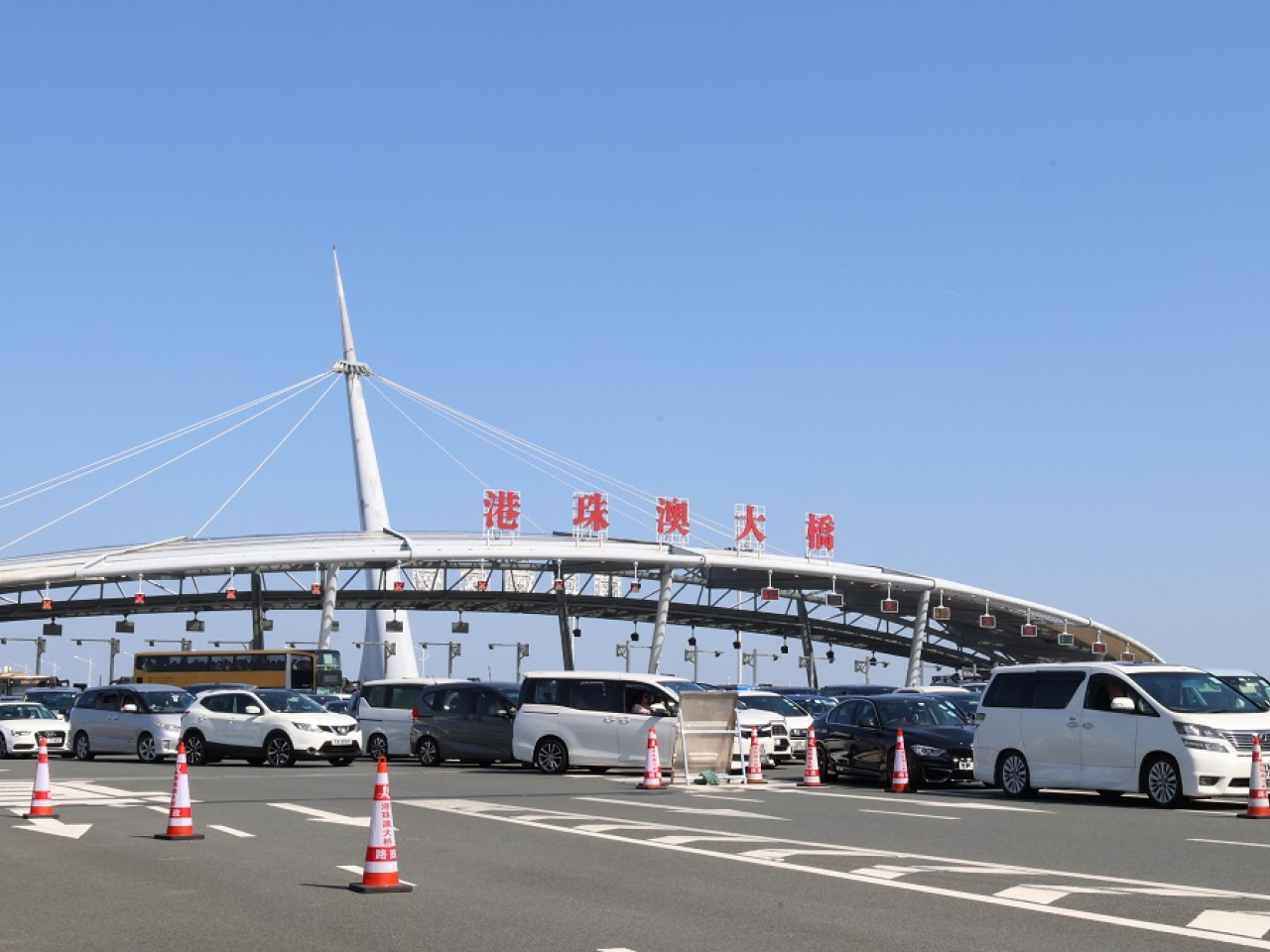 運輸署表示，港珠澳大橋珠海口岸往香港方向的車輛通關廣場現時非常繁忙。（新華社資料圖片）