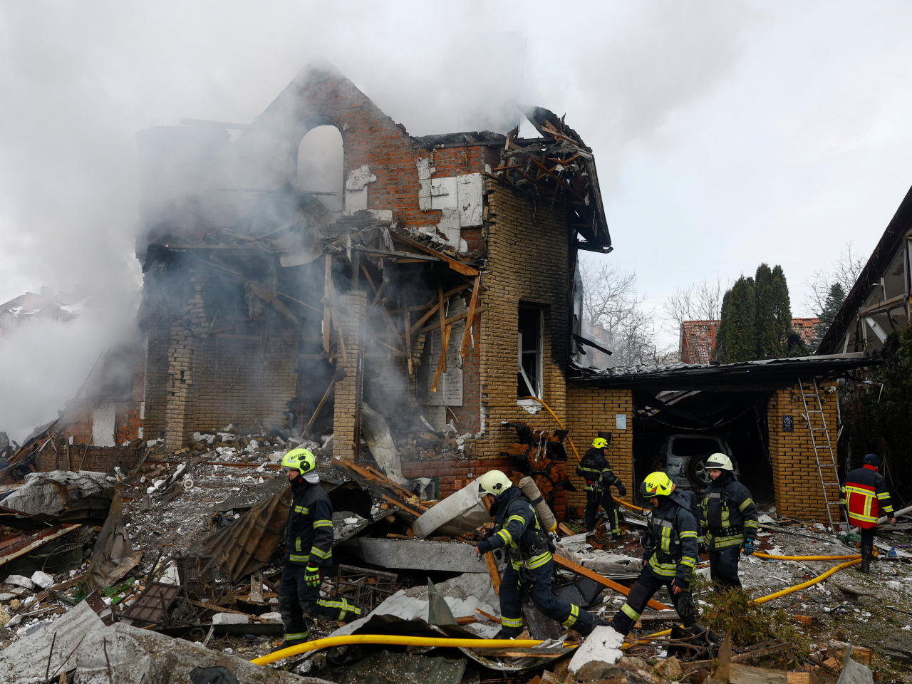 烏克蘭首都基輔有建築物被擊中後起火。（路透社）